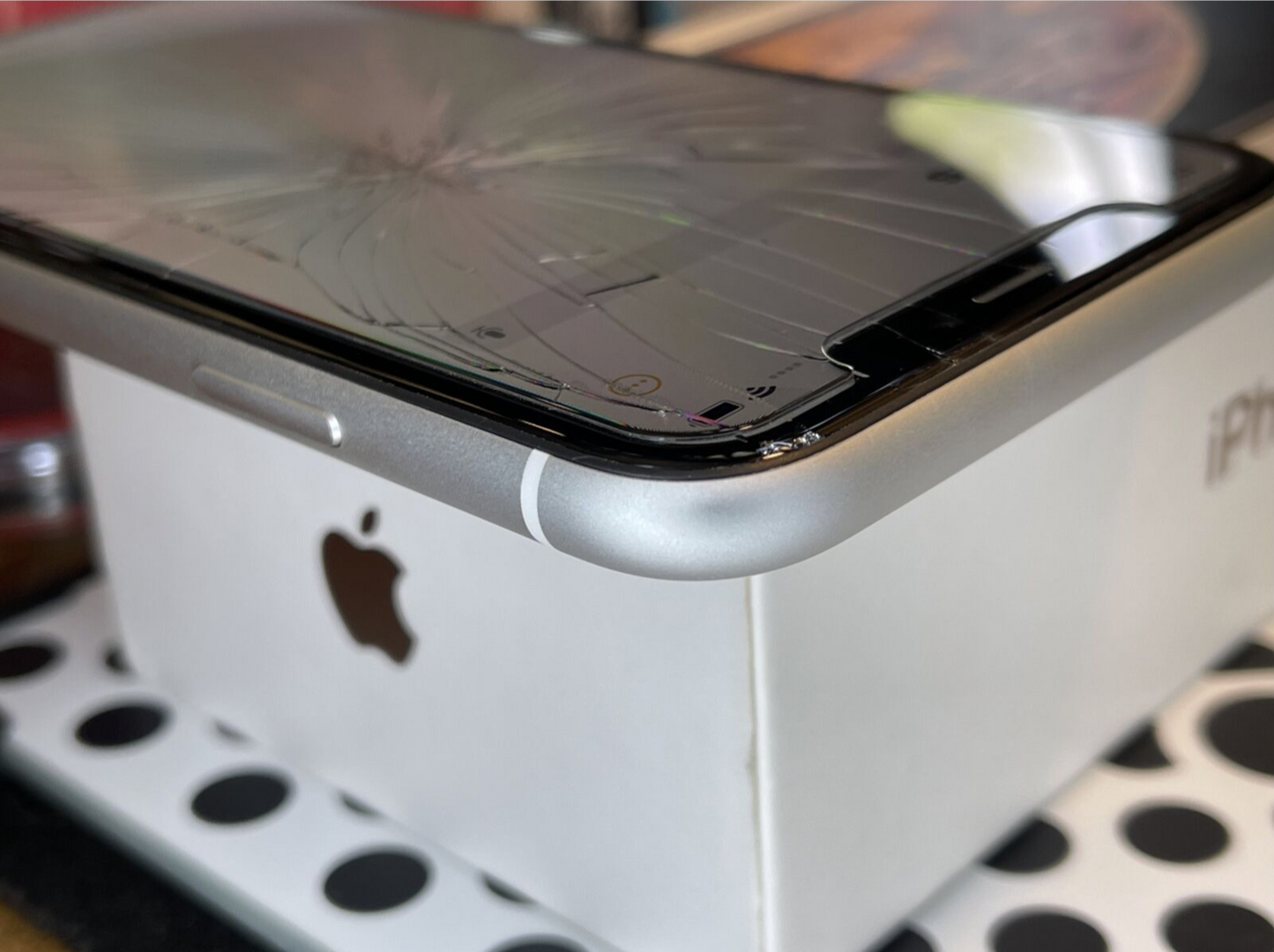 Apple iPhone XR (64gb) World Unlocked (A1984) White {iOS15}87% Fractured {Touch Works}