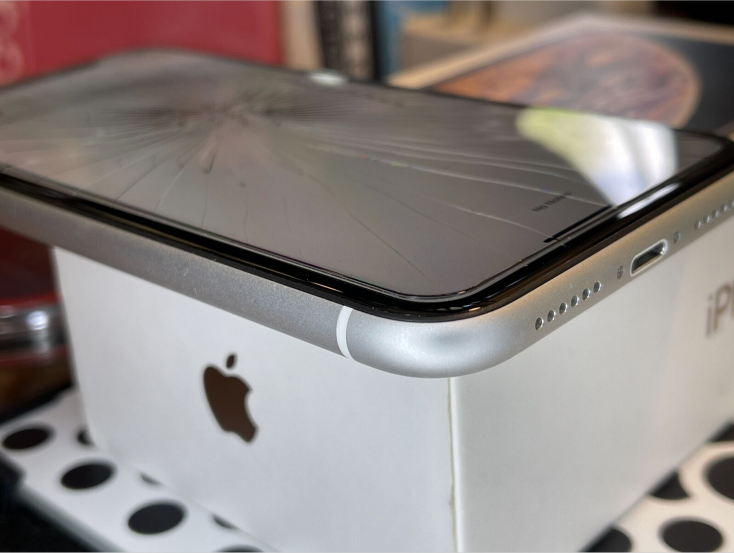 Apple iPhone XR (64gb) World Unlocked (A1984) White {iOS15}87% Fractured {Touch Works}