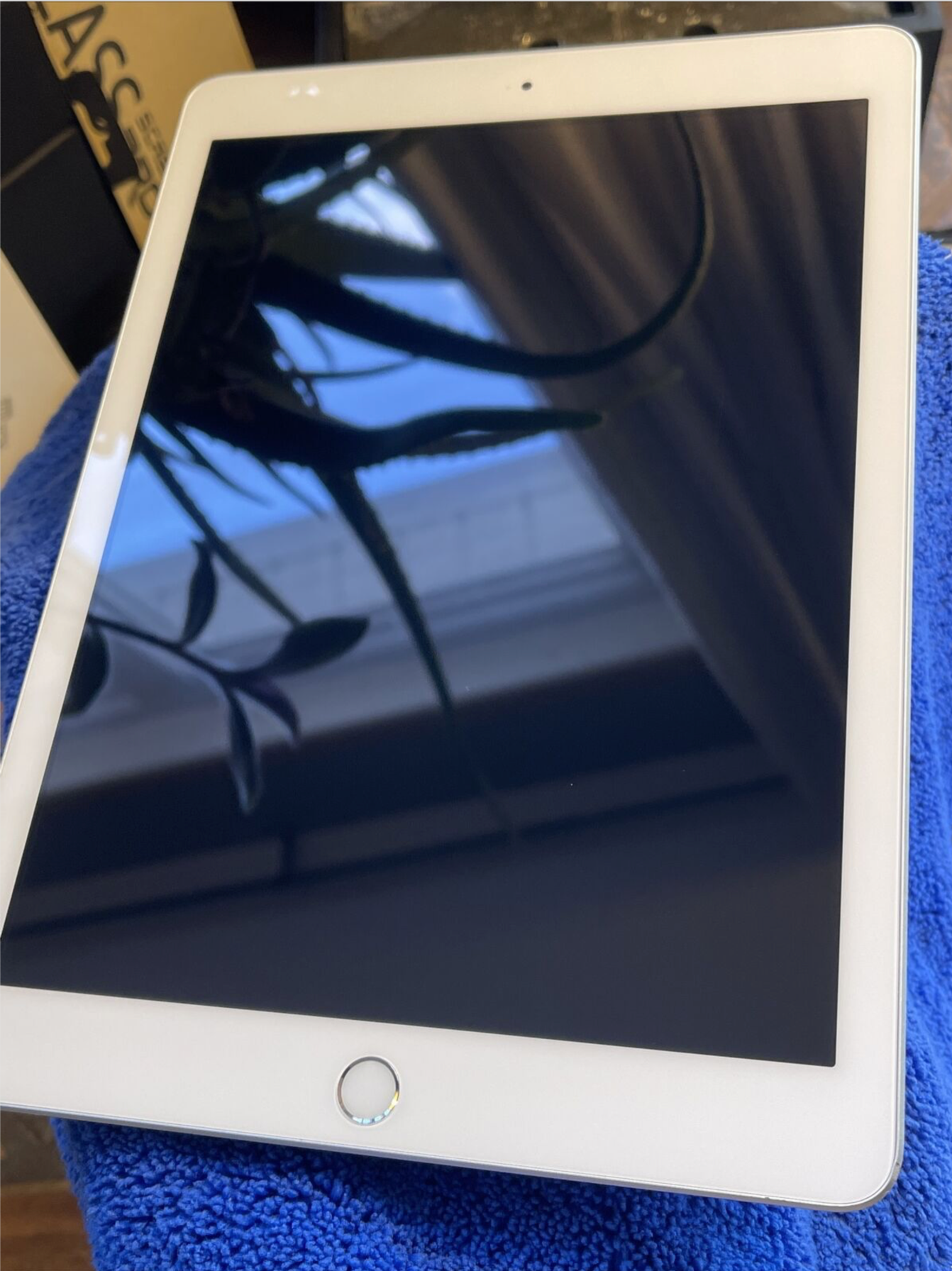 Apple iPad 5th gen (32gb) Wi-Fi (A1822) 9.7in {iOS14.5} 97% Pristine {JailBreak}