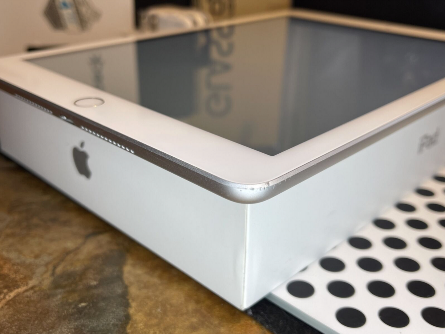 Apple iPad 5th gen (32gb) Wi-Fi (A1822) 9.7in {iOS14.5} 97% Pristine {JailBreak}