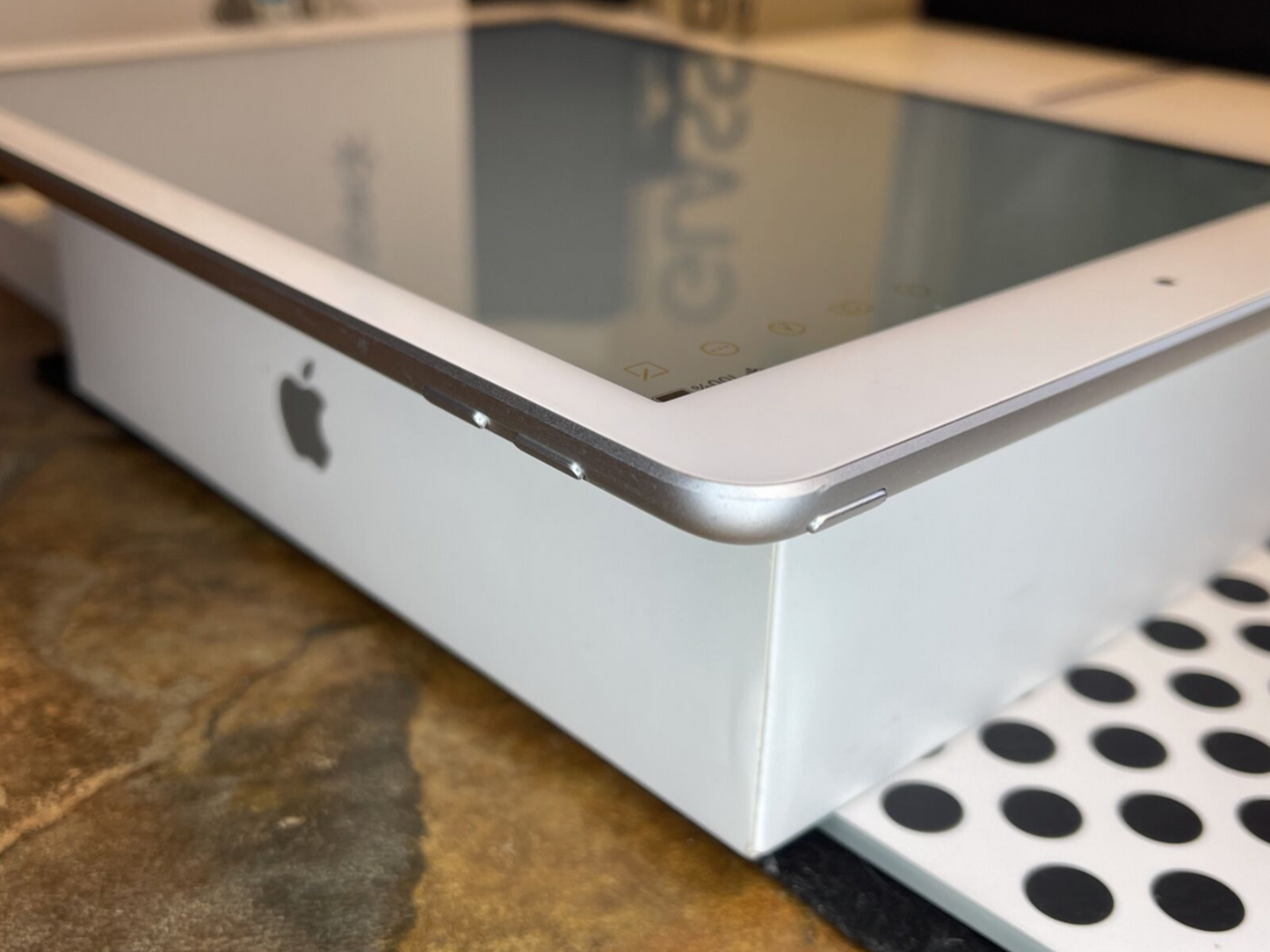 Apple iPad 5th gen (32gb) Wi-Fi (A1822) 9.7in {iOS14.5} 97% Pristine {JailBreak}