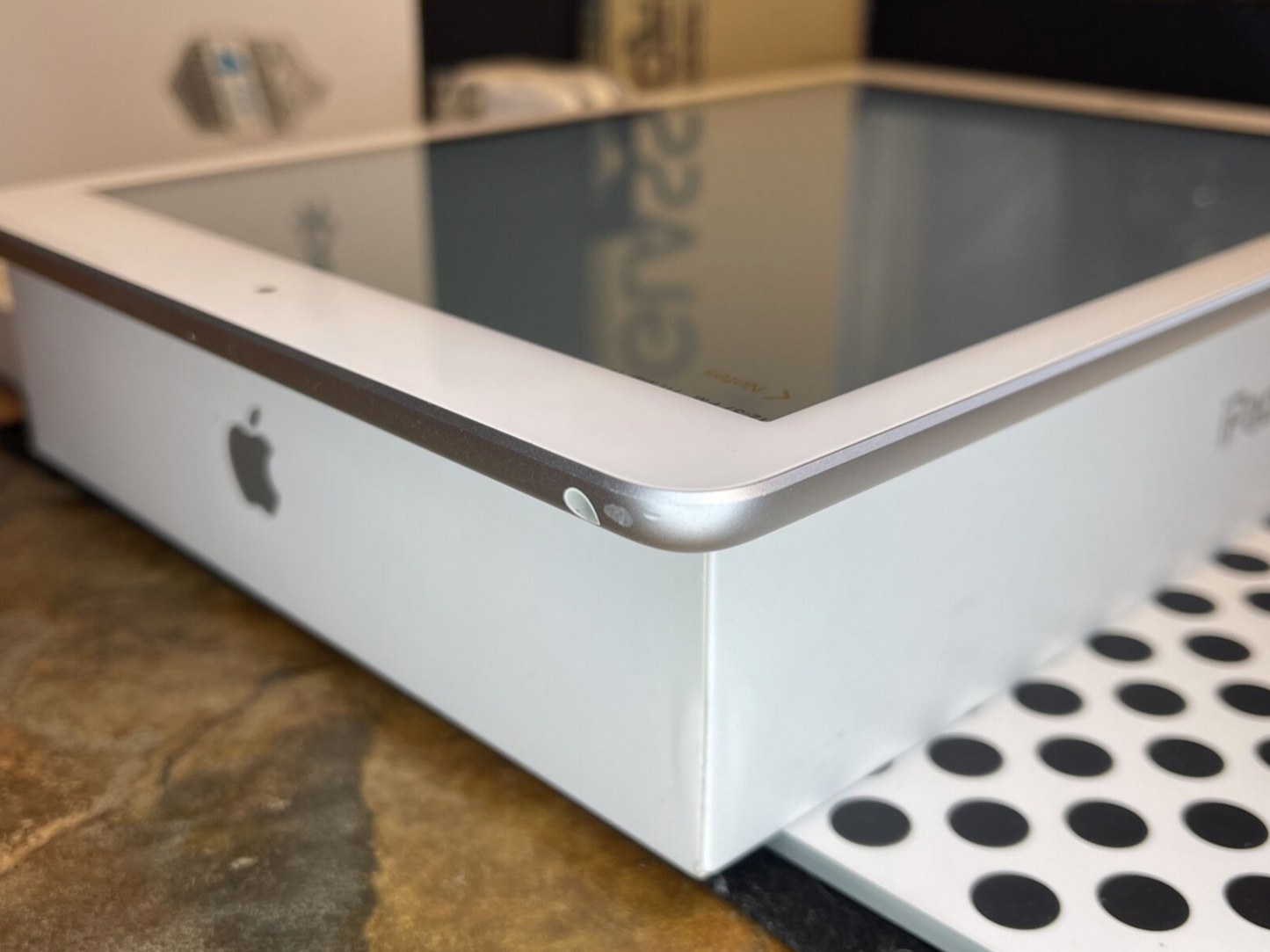 Apple iPad 5th gen (32gb) Wi-Fi (A1822) 9.7in {iOS14.5} 97% Pristine {JailBreak}