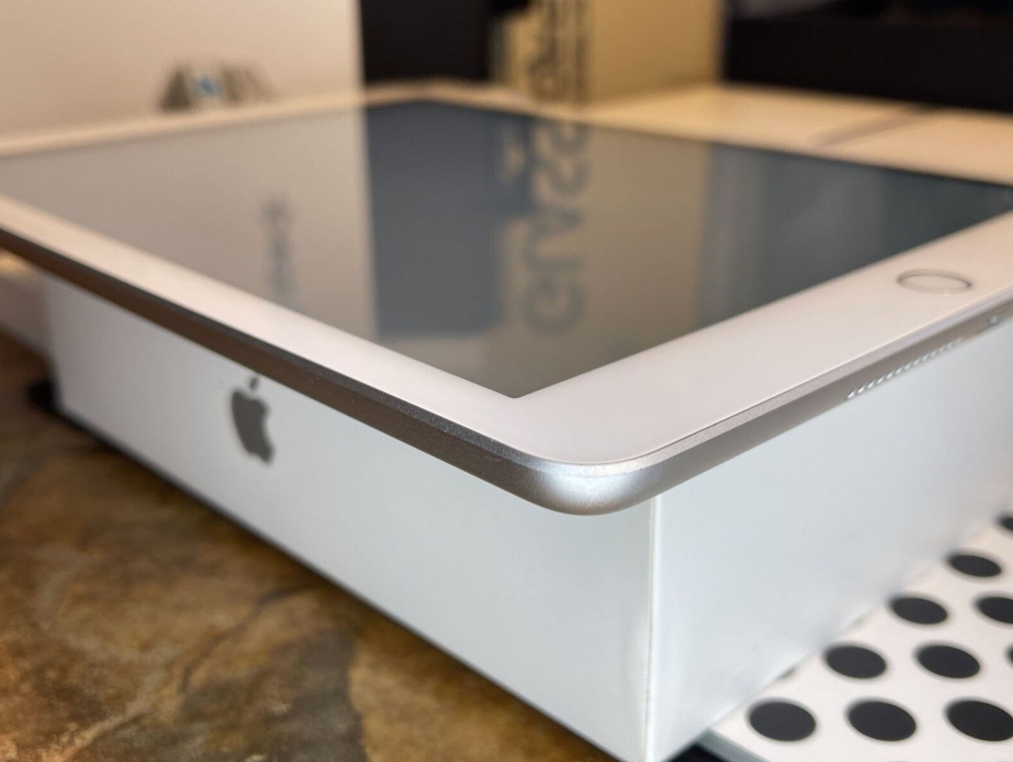 Apple iPad 5th gen (32gb) Wi-Fi (A1822) 9.7in {iOS14.5} 97% Pristine {JailBreak}