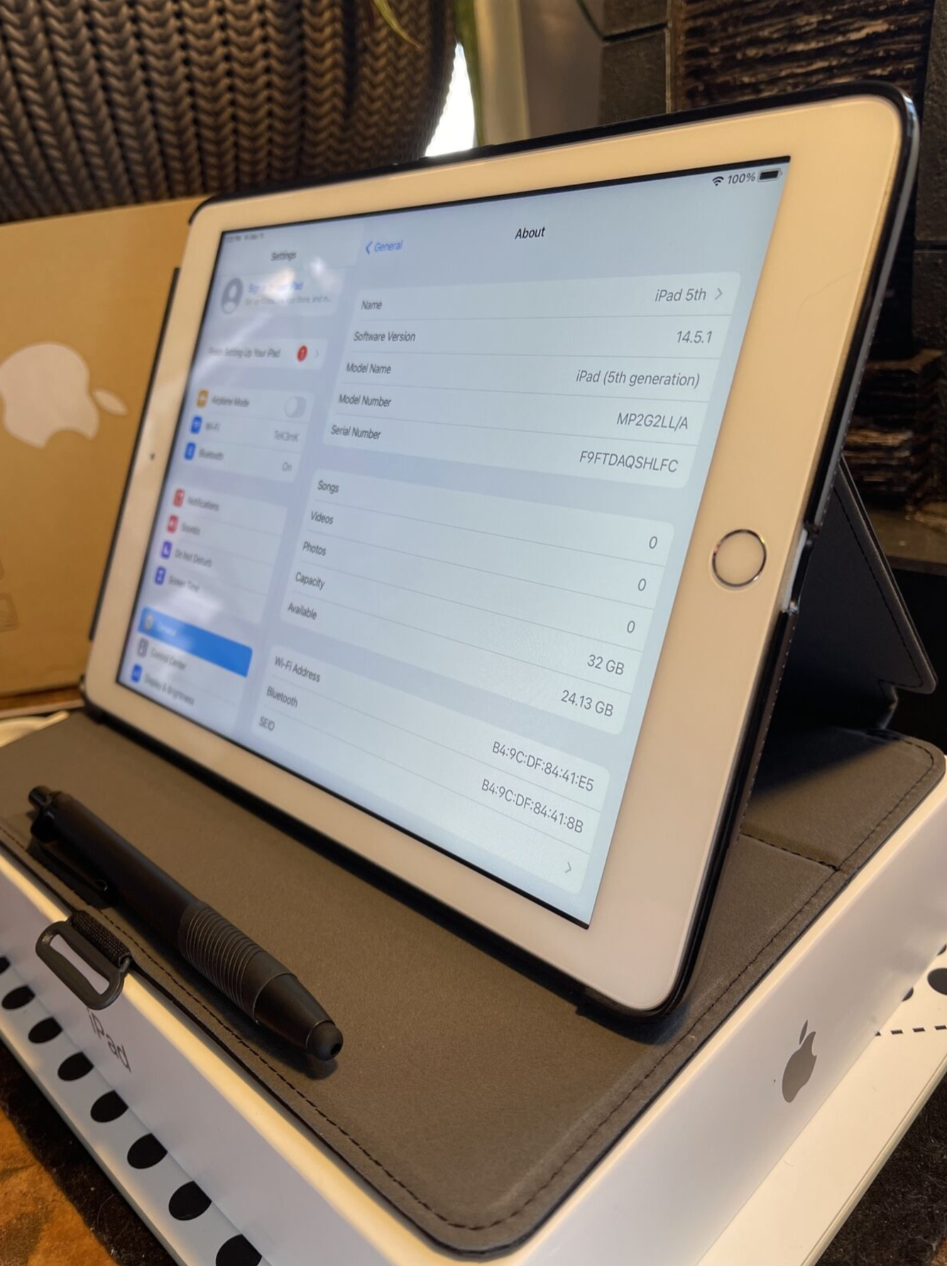 Apple iPad 5th gen (32gb) Wi-Fi (A1822) 9.7in {iOS14.5} 97% Pristine {JailBreak}