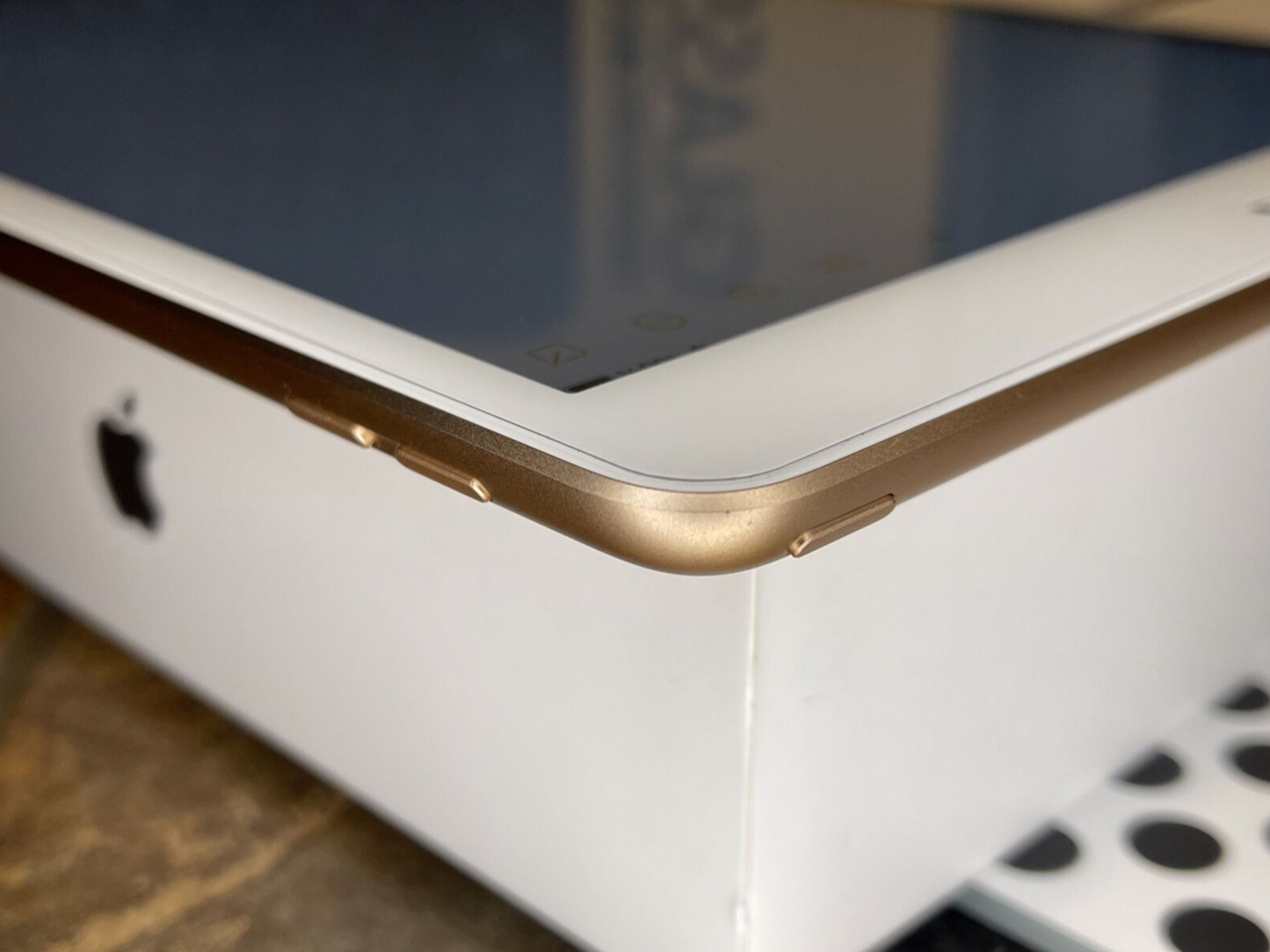 Apple iPad 8th gen. (32gb) Wi-Fi (A2270) Gold {iOS15} New Out of B0X {Key-Board} 100%