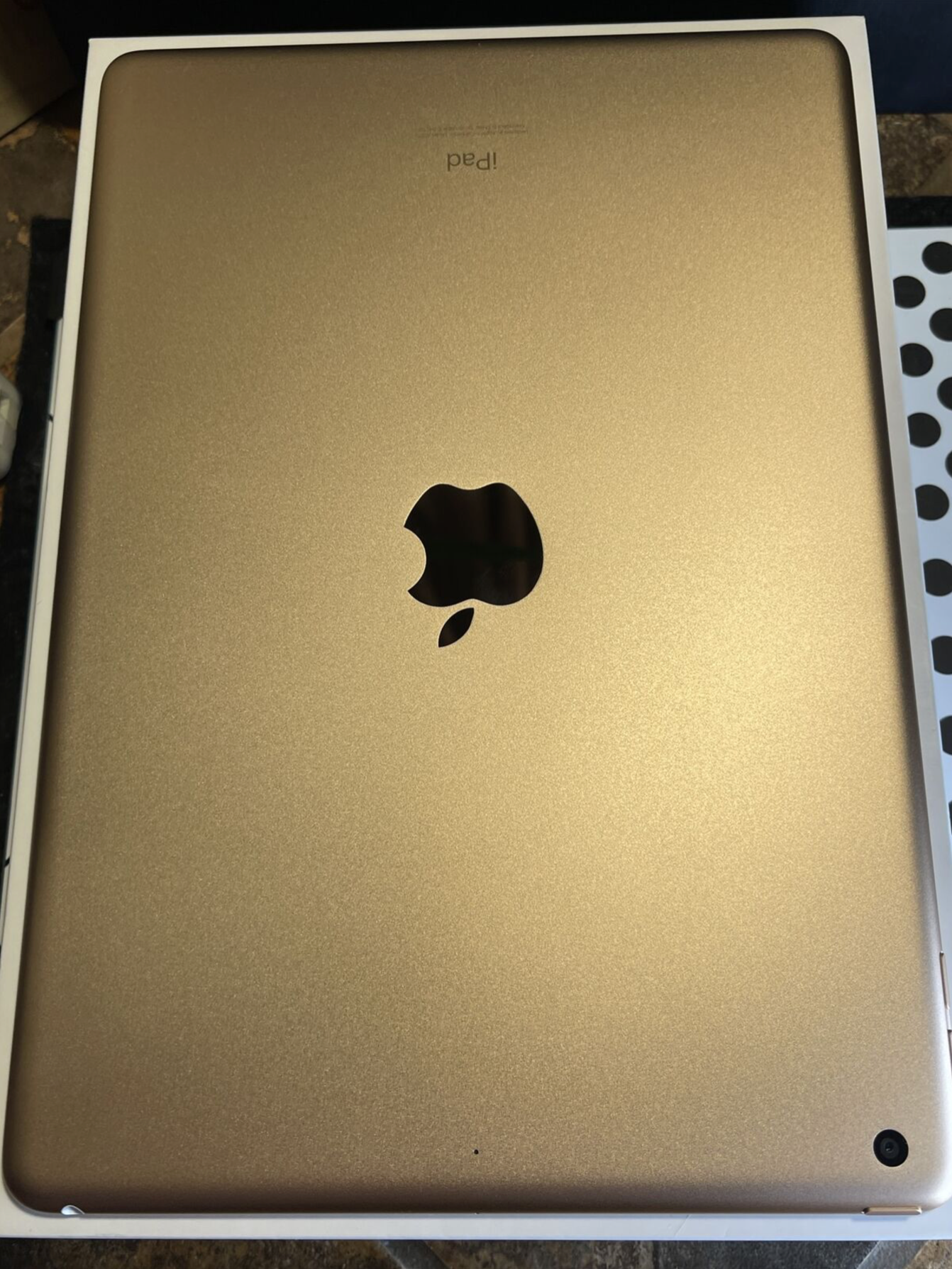Apple iPad 8th gen. (32gb) Wi-Fi (A2270) Gold {iOS15} New Out of B0X {Key-Board} 100%