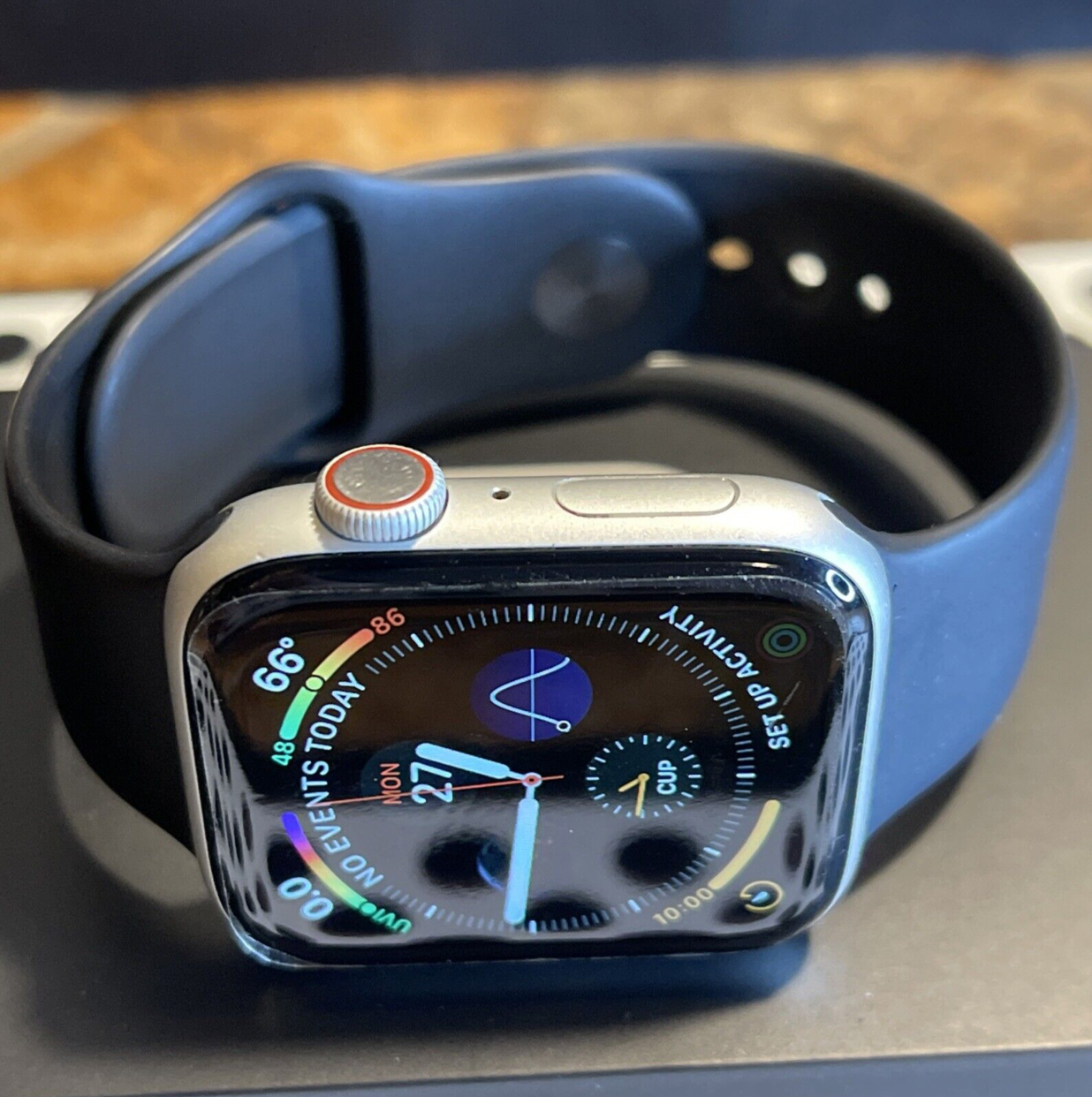 Apple Watch Series 4 (44mm) GPS & Cellular (A1976) Silver Aluminum {Black Band}93%