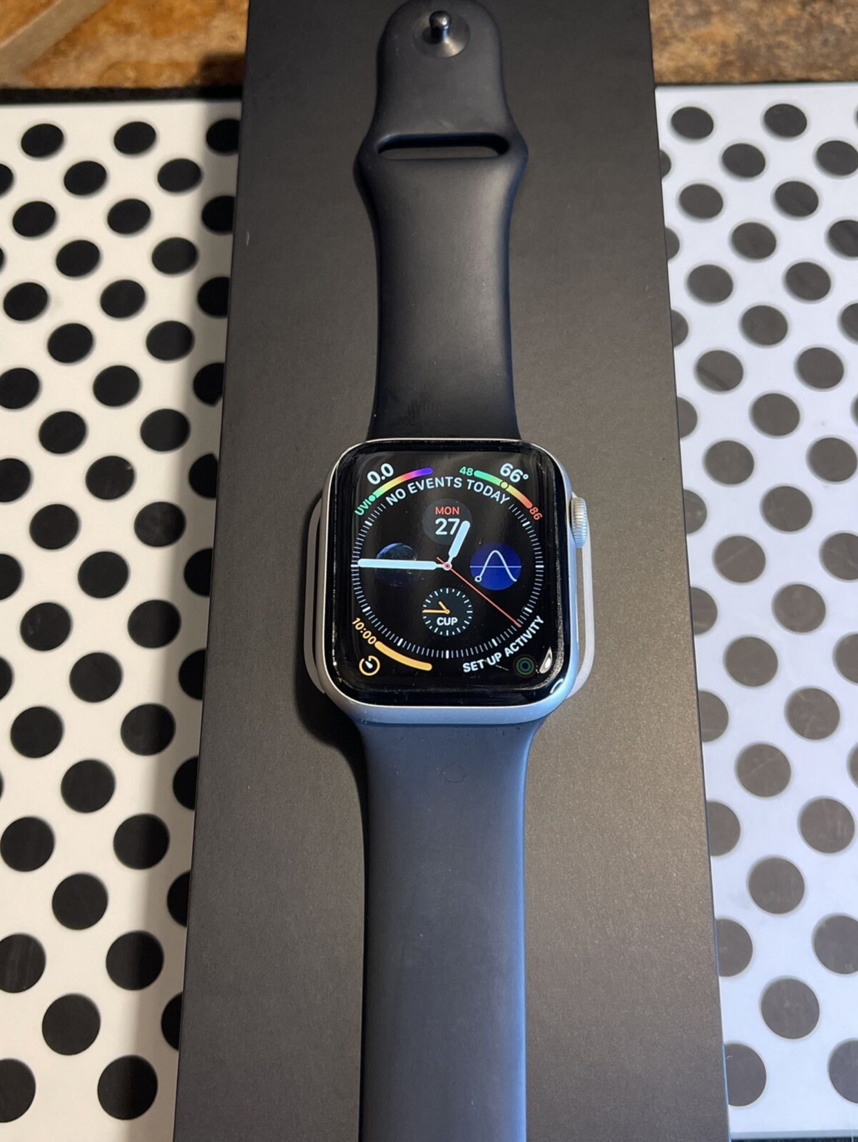 Apple Watch Series 4 (44mm) GPS & Cellular (A1976) Silver Aluminum {Black Band}93%
