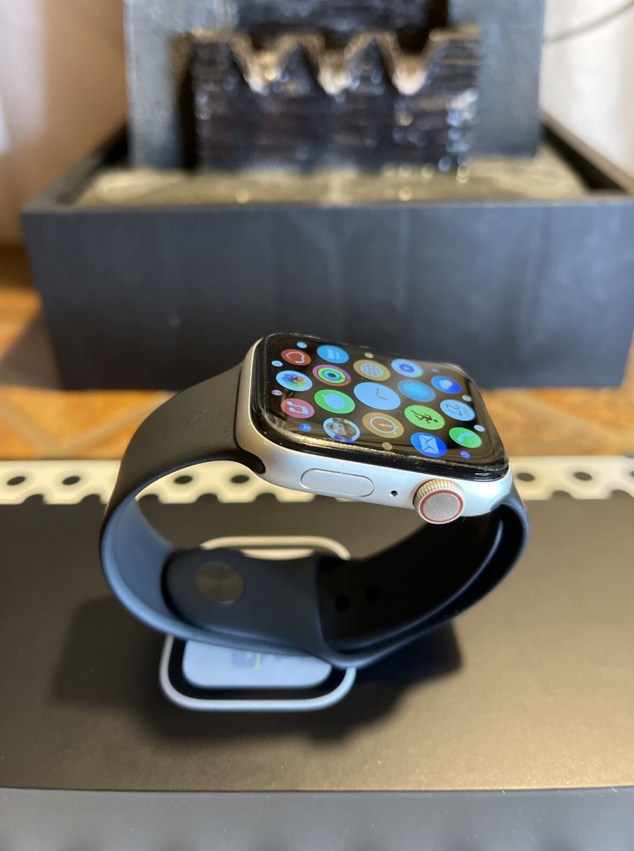 Apple Watch Series 4 (44mm) GPS & Cellular (A1976) Silver Aluminum {Black Band}93%