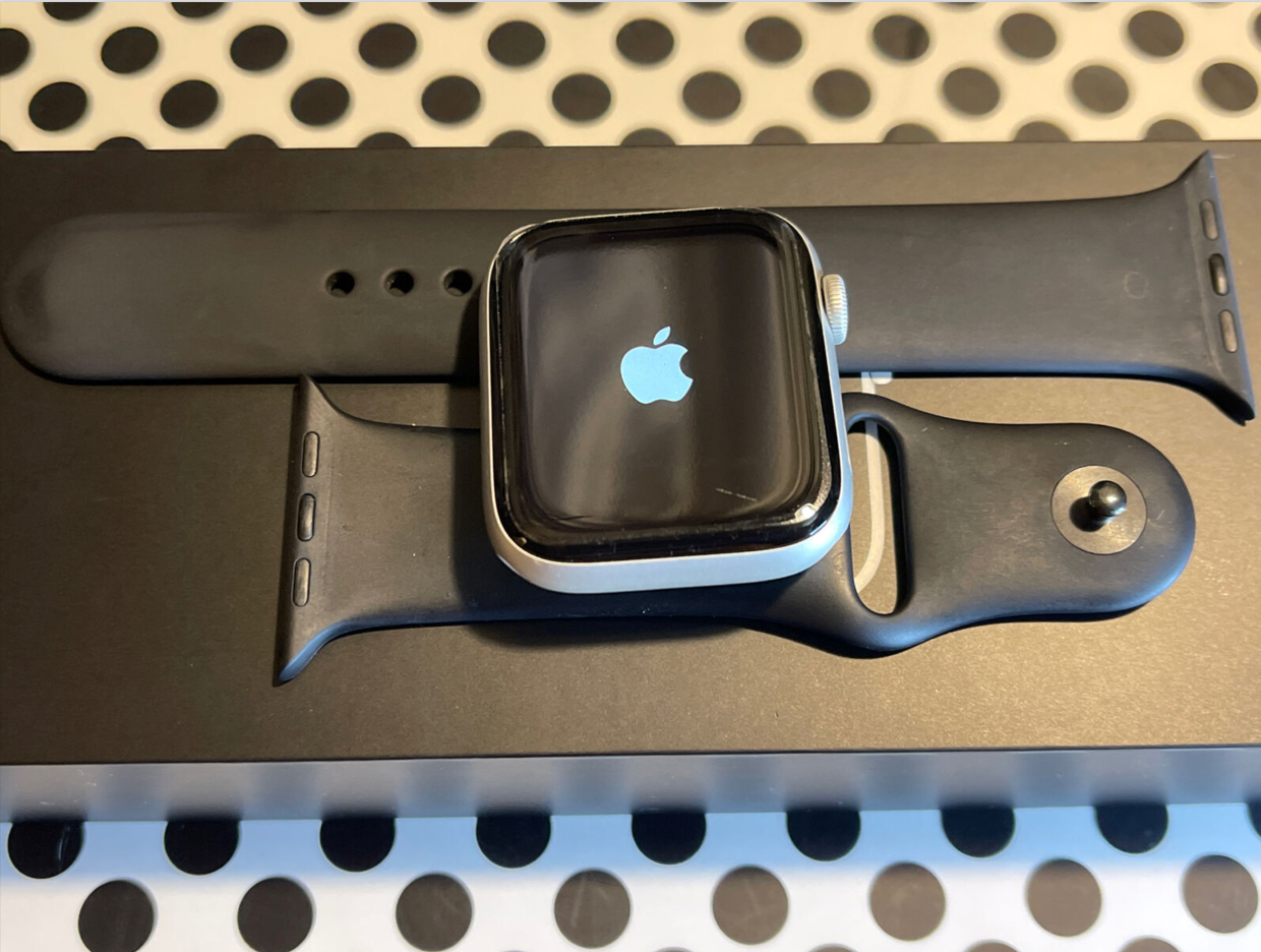 Apple Watch Series 4 (44mm) GPS & Cellular (A1976) Silver Aluminum {Black Band}93%