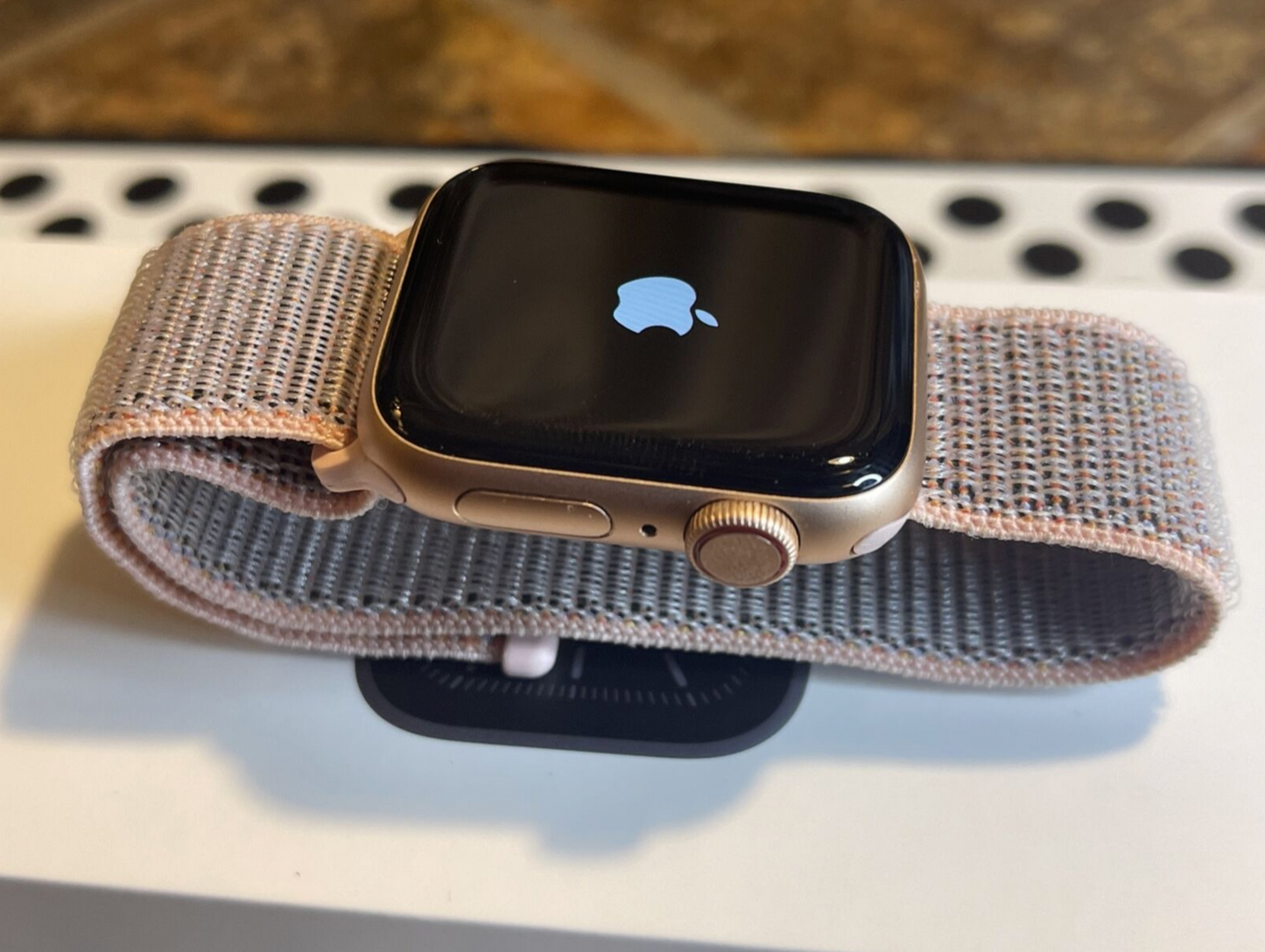 Apple Watch Series 4 (40mm) GPS + Cellular: Verizon (A1975) Gold {PiNK Nylon}96%