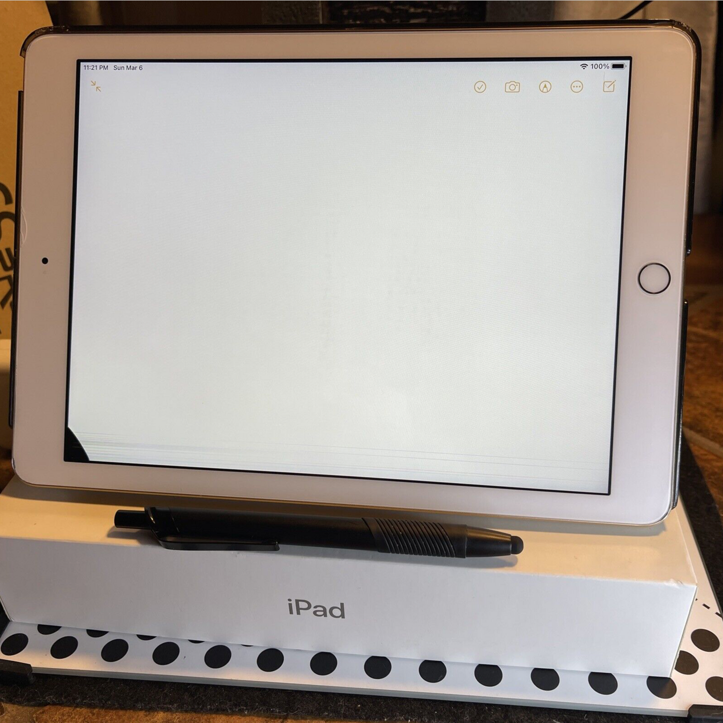 Apple iPad 5th gen (32gb) Wi-Fi (A1822) 9.7in {iOS14}95% LCD iSSue