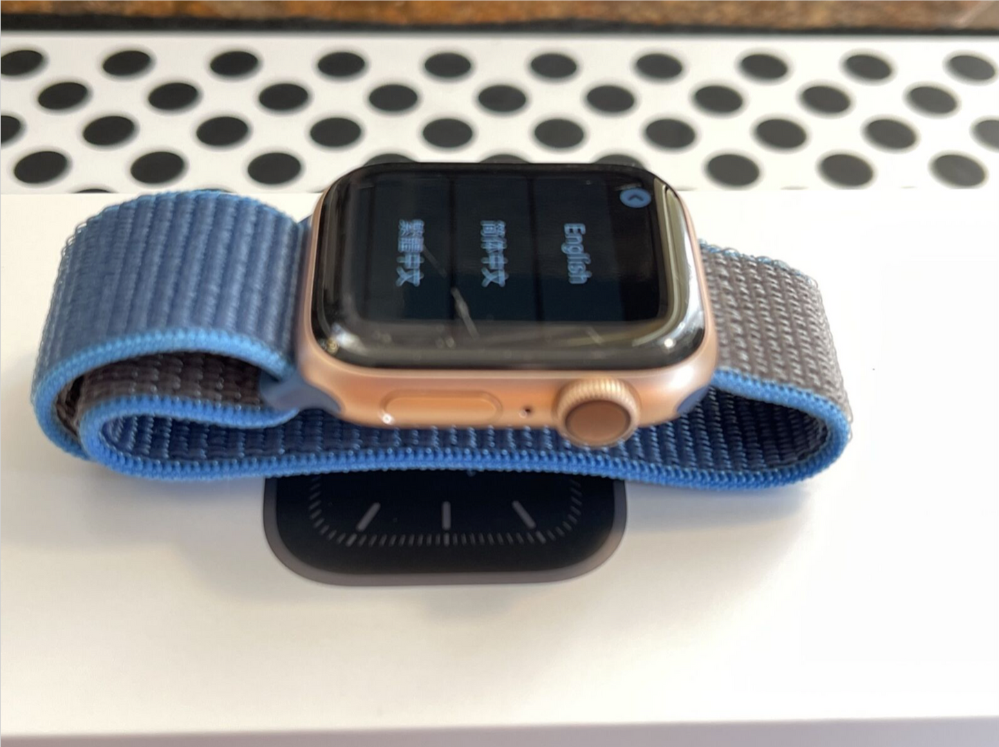 Apple Watch Series 4 (40mm) GPS (A1977) Gold Aluminum {Blue Nylon Apple Band}97%